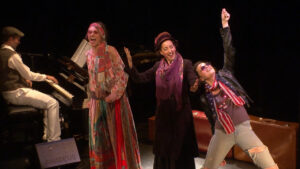 3 chanteuses et 1 pianiste sur scène