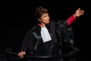 la comédienne en costume