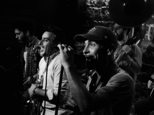 1 chanteur et 3 musiciens