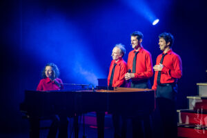 une pianiste et 3 chanteurs autour du piano