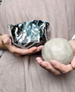 une boule de terre et un plat en terre
