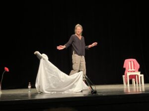 la comédienne sur scène
