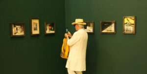 Photographie d'un homme à une exposition