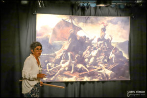 la conférencière devant le tableau