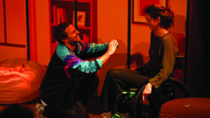 le comédien et la comédienne dans un fauteuil roulant