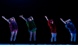 4 danseurs en costume