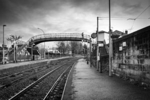 photographie en noir et blanc de chemin de fer