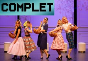 5 jeunes femmes en costume d'époque