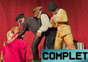 4 comédiens masqués sur scène