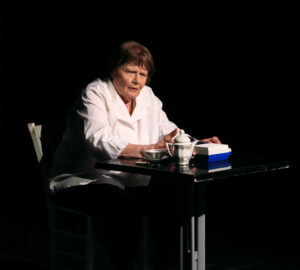 la comédienne à un bureau